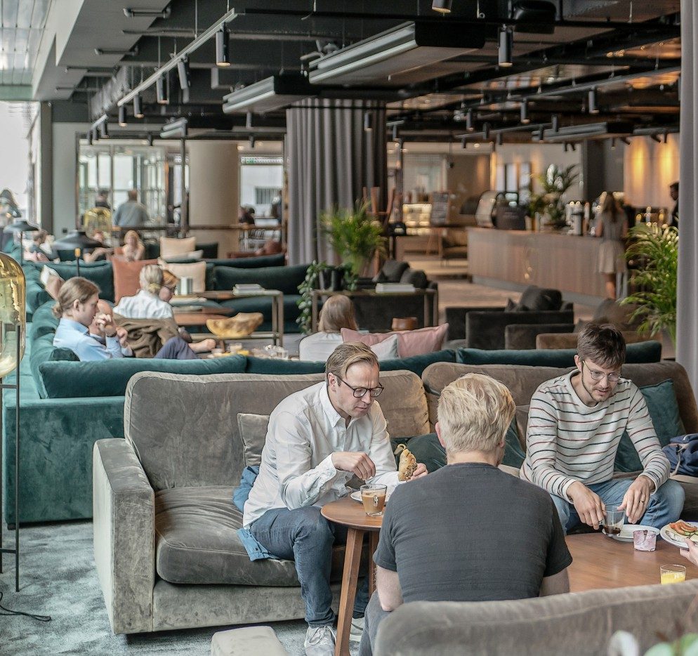 Soffgrupper i Convendum Slussen. Ett modernt coworking space med magnifik utsikt. Ritat av Rex Arkitektbyrå