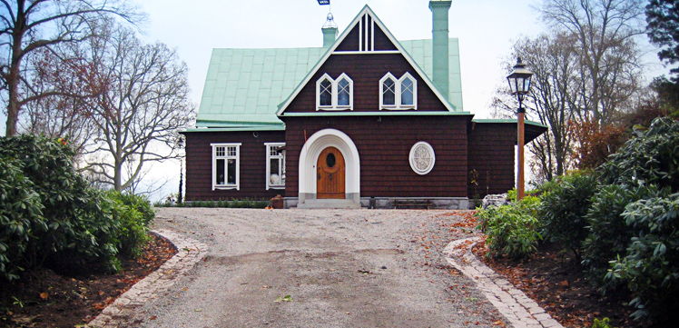Entré till Villa Åshem, ett varsamt restaurerings- och renoveringsprojekt av Rex Arkitektbyrå