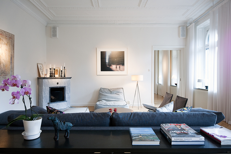 Ljust och fint vardagsrum efter lägenheten renoverades, av Rex Arkitektbyrå