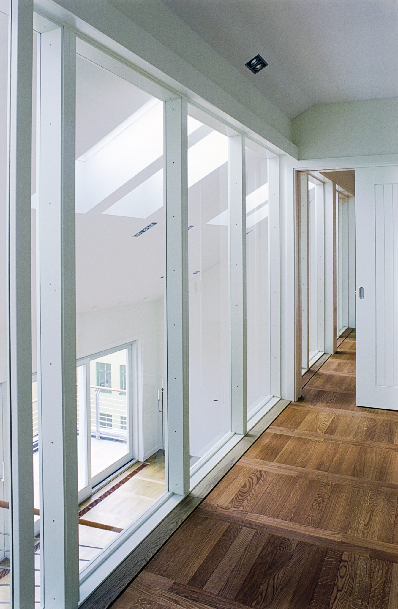 Stora fönsterpartier skapar stark kontakt mellan våningsplanen i lägenheterna av Rex Arkitektbyrå
